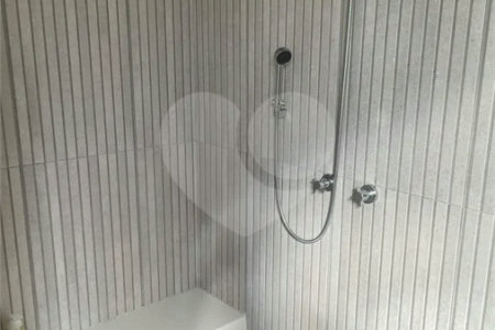 Sobrado no Condomínio Damha II.