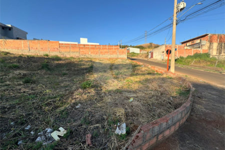 Terreno de 277m2 á venda em São Carlos.