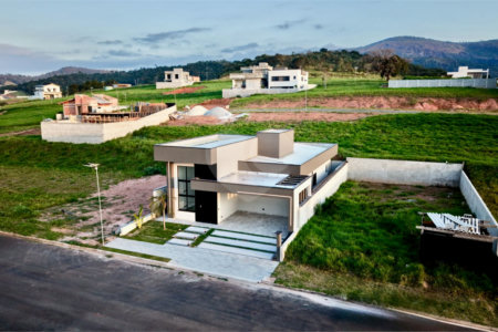 Casa térrea 3 dormitórios (3 suítes), espaço gourmet, piscina, 2 vagas garagem, condomínio fechado com ampla área lazer