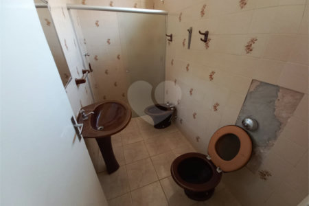 Casa Térrea com 3 dormitórios, sendo 1 suíte.
