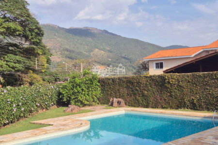 Casa à venda com 4 quartos, sendo 2 suítes, em Vila Petrópolis, Atibaia, SP