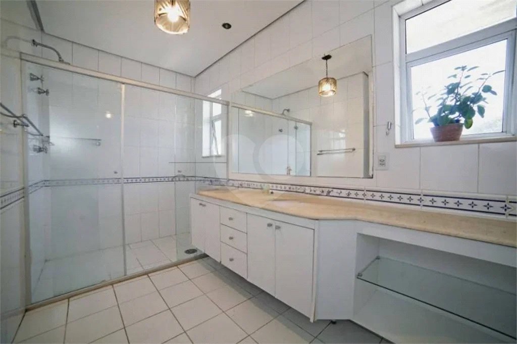Casa à venda ou para alugar com 5 quartos, sendo 3 suítes, no condomínio Villa Florida, São Paulo - SP