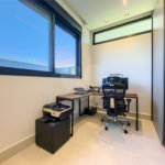 Indaiatuba - Quintas da Terracota - 1252 m² de terreno - casa térrea com 514 m² de área construída -3 vagas de garagem cobertas e 3 descobertas Lavabo - Sala de estar e jantar amplas e integradas - Escritório privativo - Cozinha toda equipada com geladeira, forno, micro-ondas, lava-louças,