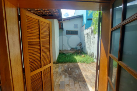 Casa térrea com piscina no Residencial Samambaia.