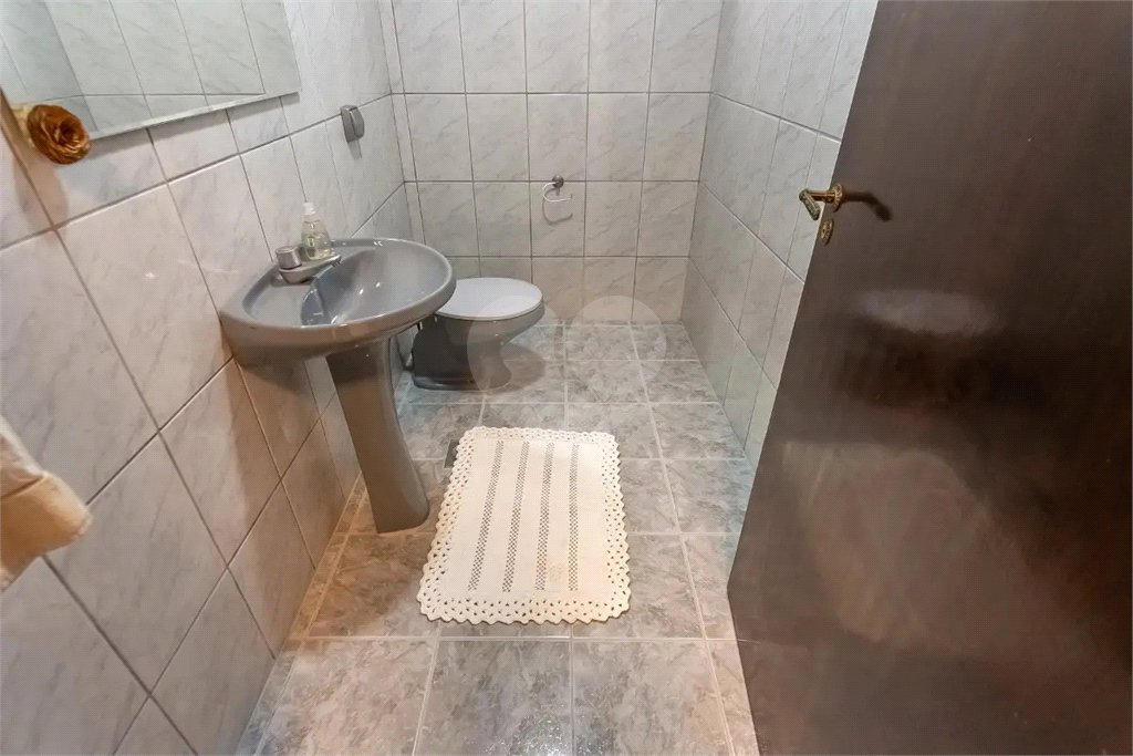 Sobrado no Jabaquara com 280m², 3 dormitórios, quintal amplo, varanda e 3 vagas de garagem.
