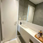 Apartamento de 106 m² no Auge Home Resort, porteira fechada, com 3 dormitórios, 1 suíte, varanda gourmet, 2 vagas, depósito e lazer completo.