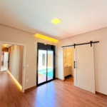 Casa térrea com 3 suítes no Condomínio Residencial Viena em Indaiatuba-SP - Acabamento de alto padrão - R$ 1.690.000,00 - AT 250 m² - AC 158 m² - 3 suítes,, sendo 1 suíte master com closet - Sala para dois ambientes (estar e jantar) - Cozinha planejada com ilha cooktop, forno elétrico e micro-ondas,