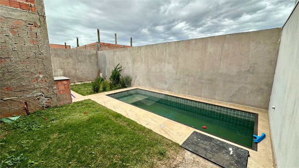 Sobrado a venda com 3 dormitorios sendo 1 suite com closet e varanda no bairro Arcoville