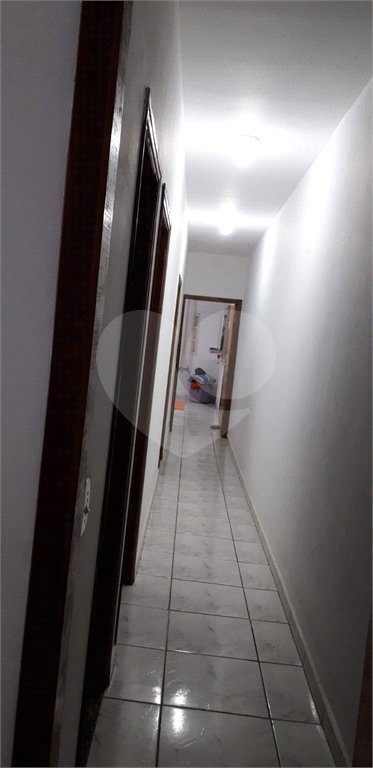 Casa térrea com 3 dormitórios, sendo 1 suíte.