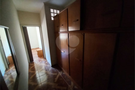 Casa térrea com 3 dormitórios, sendo 1 suíte.
