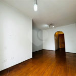 Vende-se Apartamento de 2 Quartos com Sacada na Vila Mascote