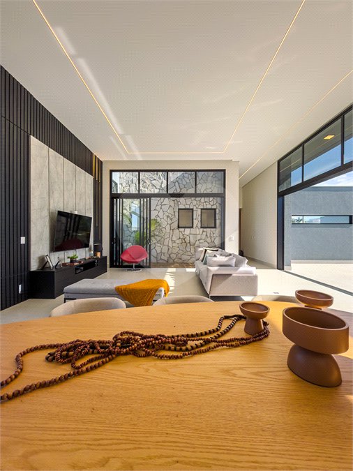 Indaiatuba - Quintas da Terracota - 1252 m² de terreno - casa térrea com 514 m² de área construída -3 vagas de garagem cobertas e 3 descobertas Lavabo - Sala de estar e jantar amplas e integradas - Escritório privativo - Cozinha toda equipada com geladeira, forno, micro-ondas, lava-louças,