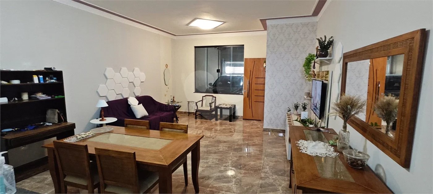 Casa Nova (Apenas 2 Anos) com Suíte: Conforto, Segurança e Localização Privilegiada!
