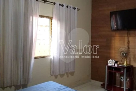 Casa Térrea com 3 dormitórios, sendo 1 suíte.