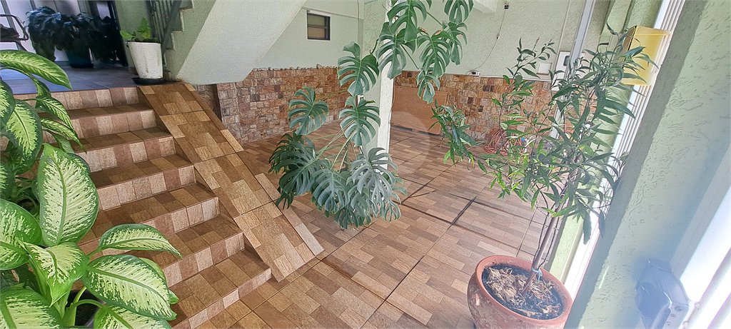 Casa no Jardim Medeiros ampla com 3 dormitórios bem distribuída