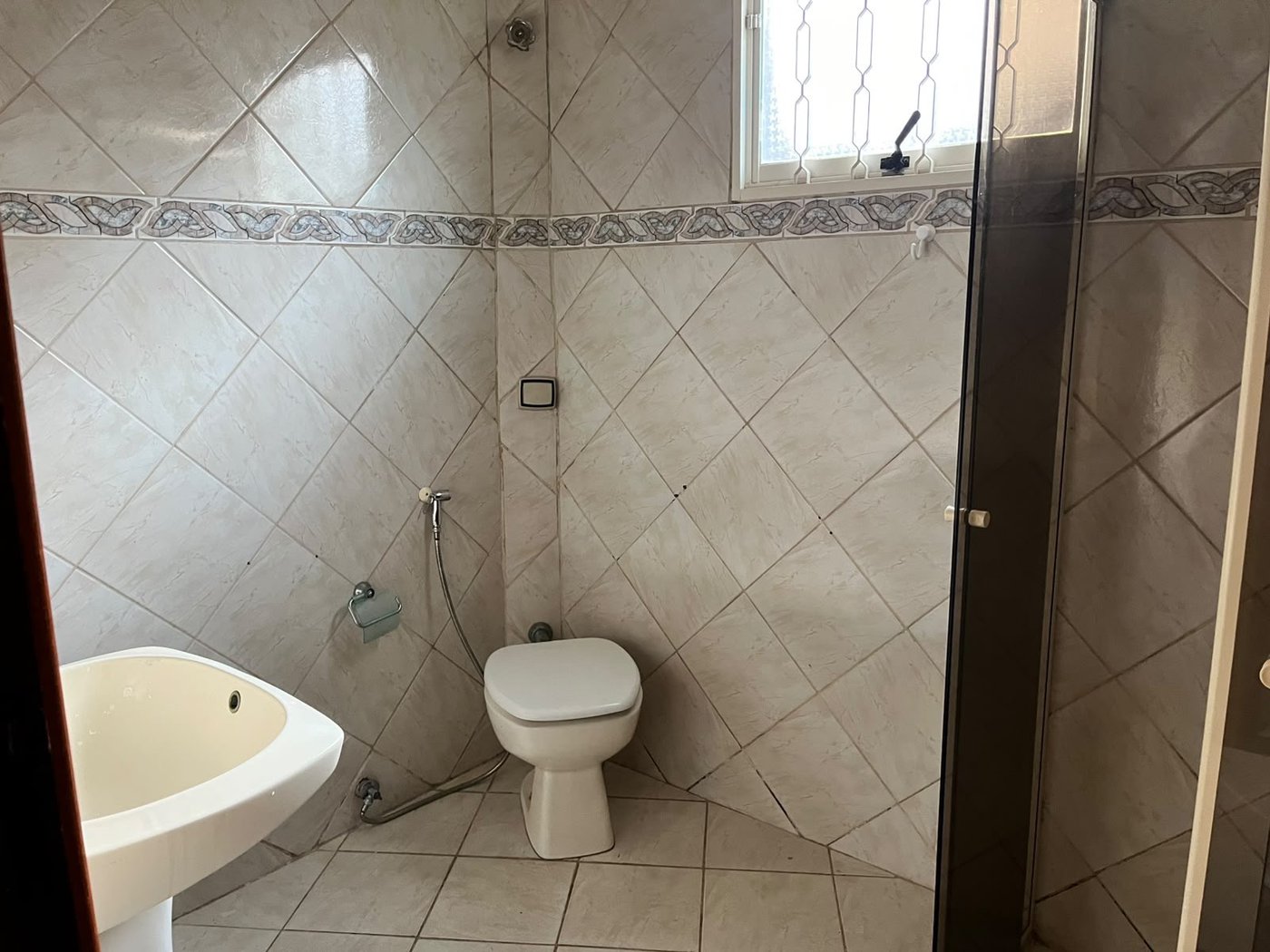 Casa para alugar com 4 quartos, sendo 2 suítes, no Centro, Três Lagoas, MS