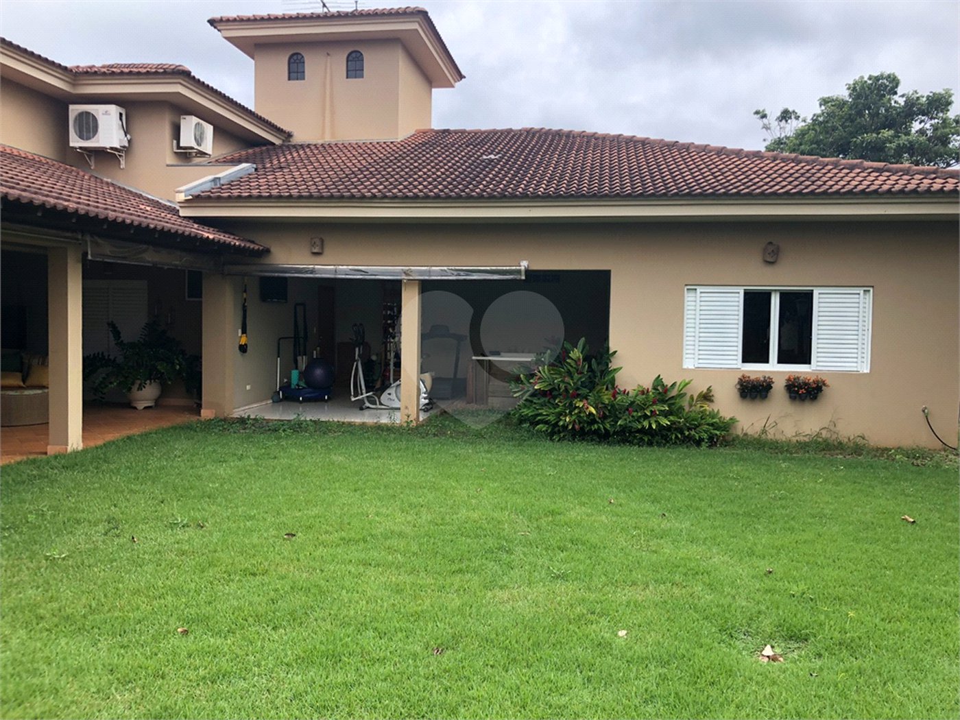 Casa no condomínio Damha I.