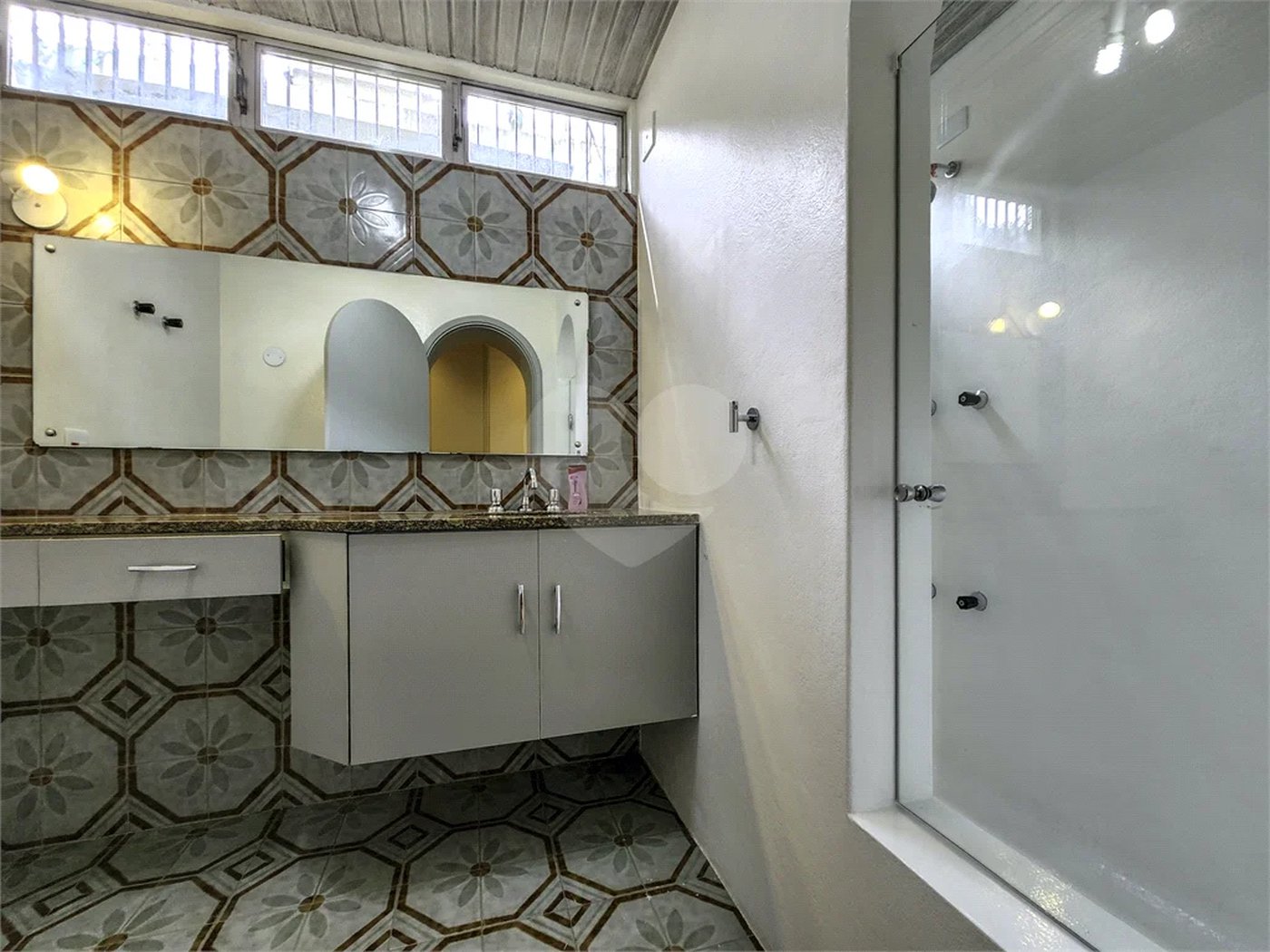 CASA EM RUA FECHADA NA REGIÃO DO MORUMBI / REGIÃO DO CLUBE PAINEIRAS