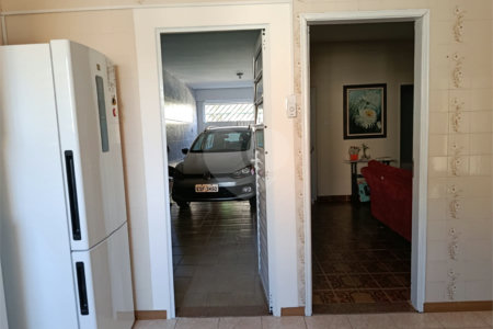 Casa térrea e espaçosa no centro da cidade por apenas R$370.000,00!!! Vamos agendar uma visita?