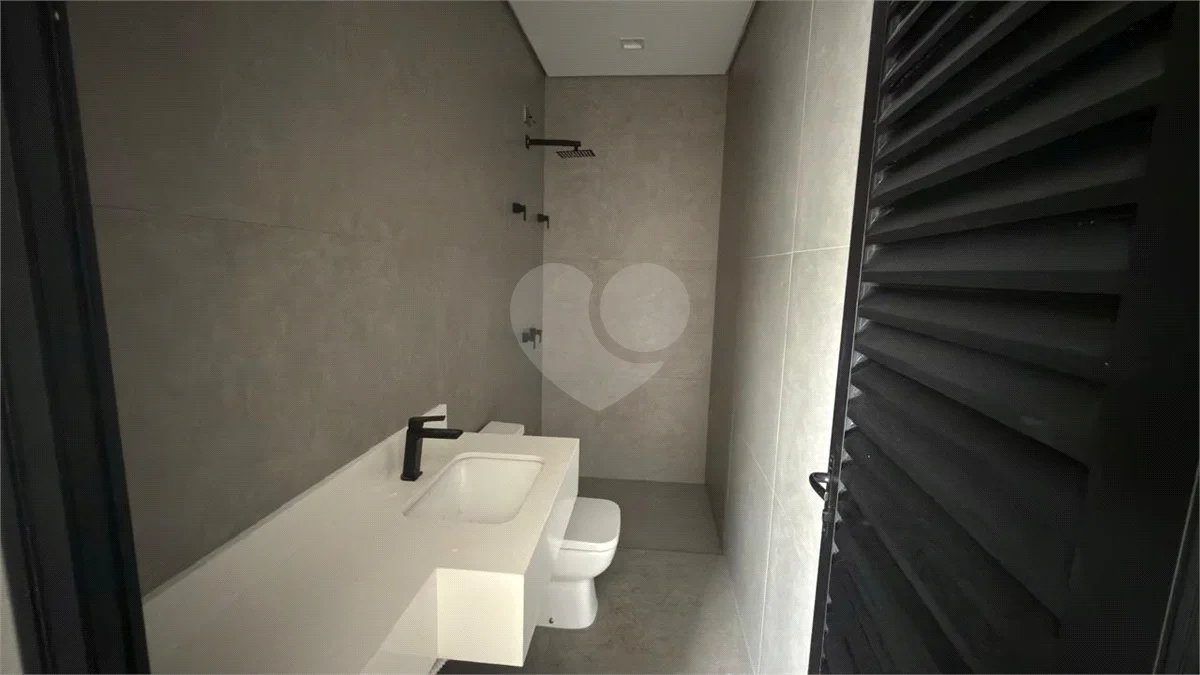 Sobrado de alto padrão no Swiss Park, totalmente reformado, com 4 suítes, piscina, elevador, espaço gourmet, 4 vagas e condomínio com lazer completo.