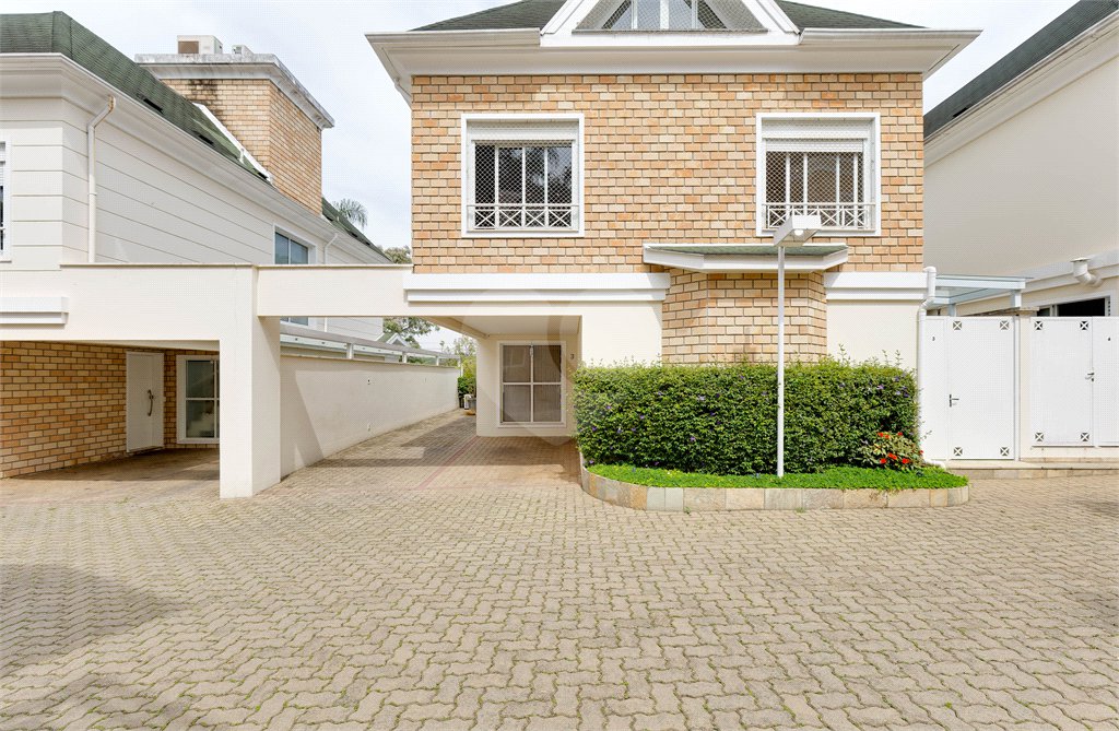 Casa à venda com 4 quartos, sendo 2 suítes, no condomínio Bristol Village, São Paulo - SP
