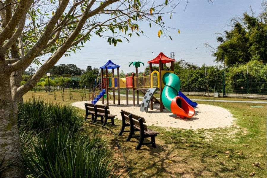 casa térrea, recém construida, 3 dormitórios sendo 1 suíte, 2 vagas de garagem, piscina e espaço gourmet