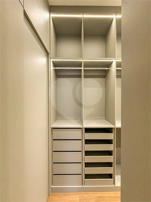 Indaiatuba - Condominio Sapezal - R$ 2.400.000,00 - Área Total 360,00 m² - Área Construída 213,32 m² - TÉRREA - 03 suítes sendo a master com closet; - Escritório; Lavabo; Cozinha com cooktop e planejados; Gourmet com churrasqueira; Ambientes preparados para ar condicionado; Piscina com cascata,