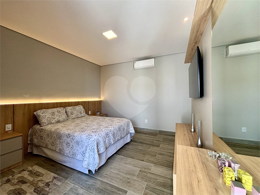 Indaiatuba - Sp - Condominio Maria Candida - R$ 2.250.000,00 - 3 suítes, sendo 1 master com closet e banheiro com duas cubas e dois chuveiros - Escritório - Piscina em Alvenaria aquecida e Hidro com Iluminação - Ar Condicionado instalado em todos os quartos, escritorio, sala e area gourmet