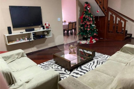 Casa com 202m² , 4 dormitórios , sendo 1 suíte , 3 vagas de garagem.