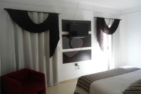 Casa Térrea com dormitórios, sendo 2 suítes.