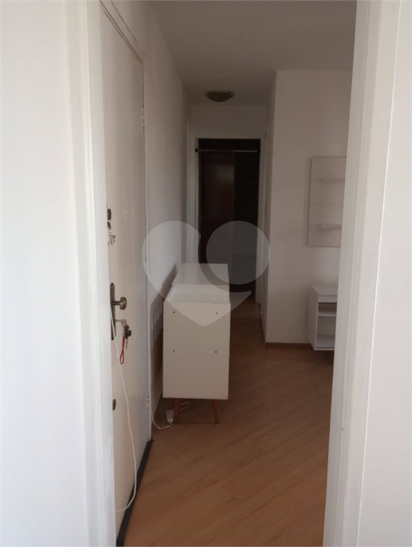 01 Dormitório, todo reformado, Semi Mobiliado com 01 Vaga de Garagem