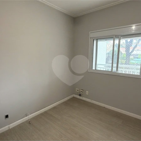 Apartamento de 155 m² com 4 dormitórios, varanda e 2 vagas de garagem. Condomínio com piscinas adulto, infantil e aquecida, lazer e portaria 24 horas.