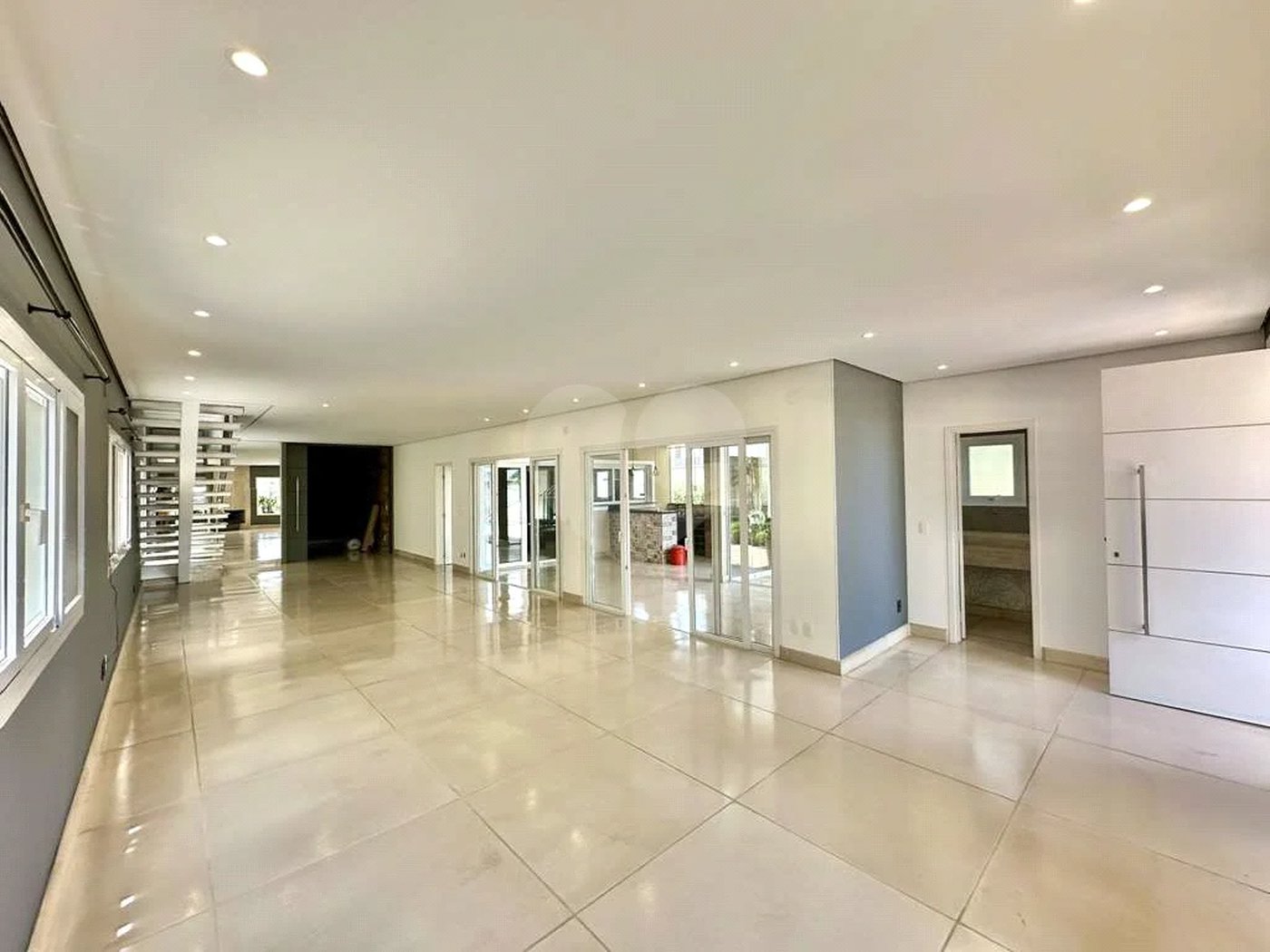 Casa em condomínio Impecável, 4 dorms / 2 suítes, varanda gourmet, piscina, 3 lareiras