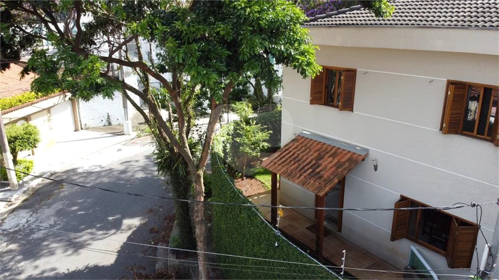 Lindo sobrado, possui 3 dormitórios, sendo 1 suíte master com sacada, banheira, e 4 vagas