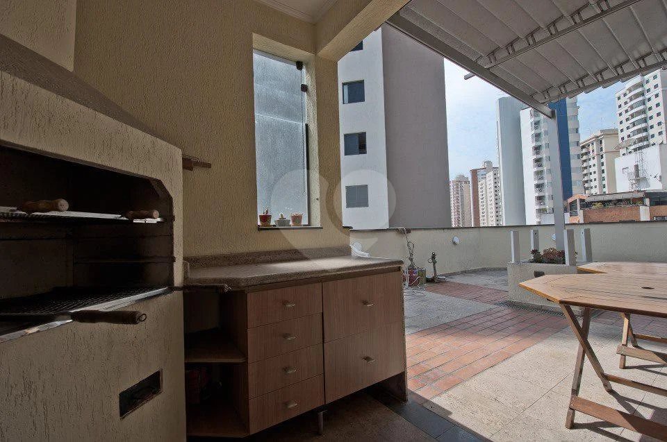 Linda cobertura Duplex om 3 dormitórios, sendo uma suíte com armários e ar condicionado e 2 vagas .