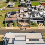 Indaiatuba - Condominio Villa Sapezal - 318 m² de Terreno - 230 m² de Área Construída - 3 suítes, sendo 1 Master com closet planejado - Sala de TV - Sala de estar integrada à Sala de jantar - Cozinha com móveis planejados - Despensa - Escritório planejado - Lavabo - Piscina com preparação para aquec