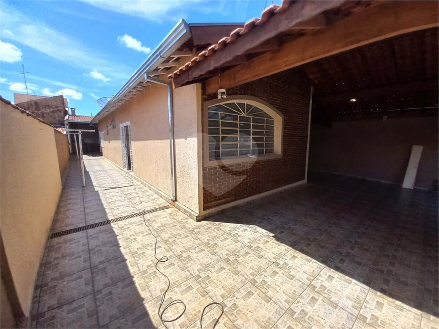 Casa térrea com 3 dormitórios, sendo 1 suíte.