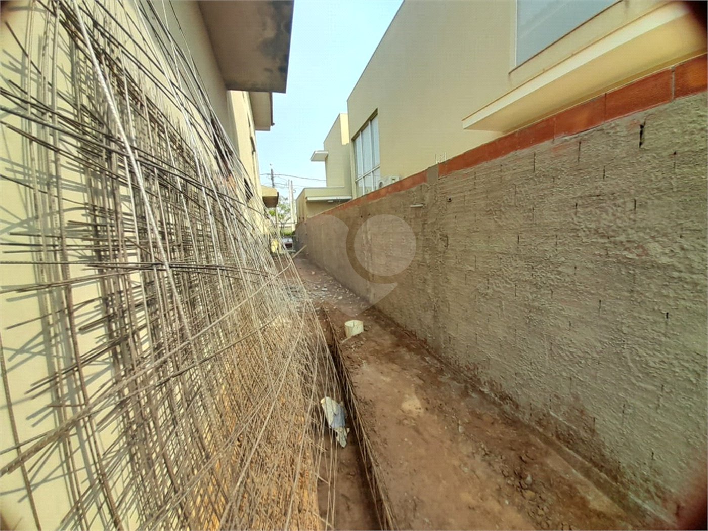 Casa em Construção com Área Gourmet e Piscina no Condomínio Damha II