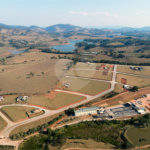 Terreno em Joanópolis com 1.000 metros, condomínio fechado com portaria e segurança, pronto para construir