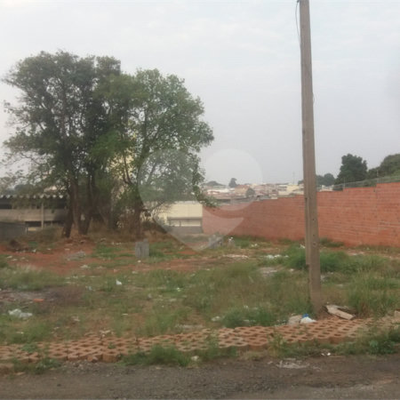 Terreno com 2.201,56 m² de área total.