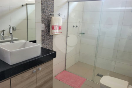 Casa térrea com 2 dormitórios, sendo 1 suíte.