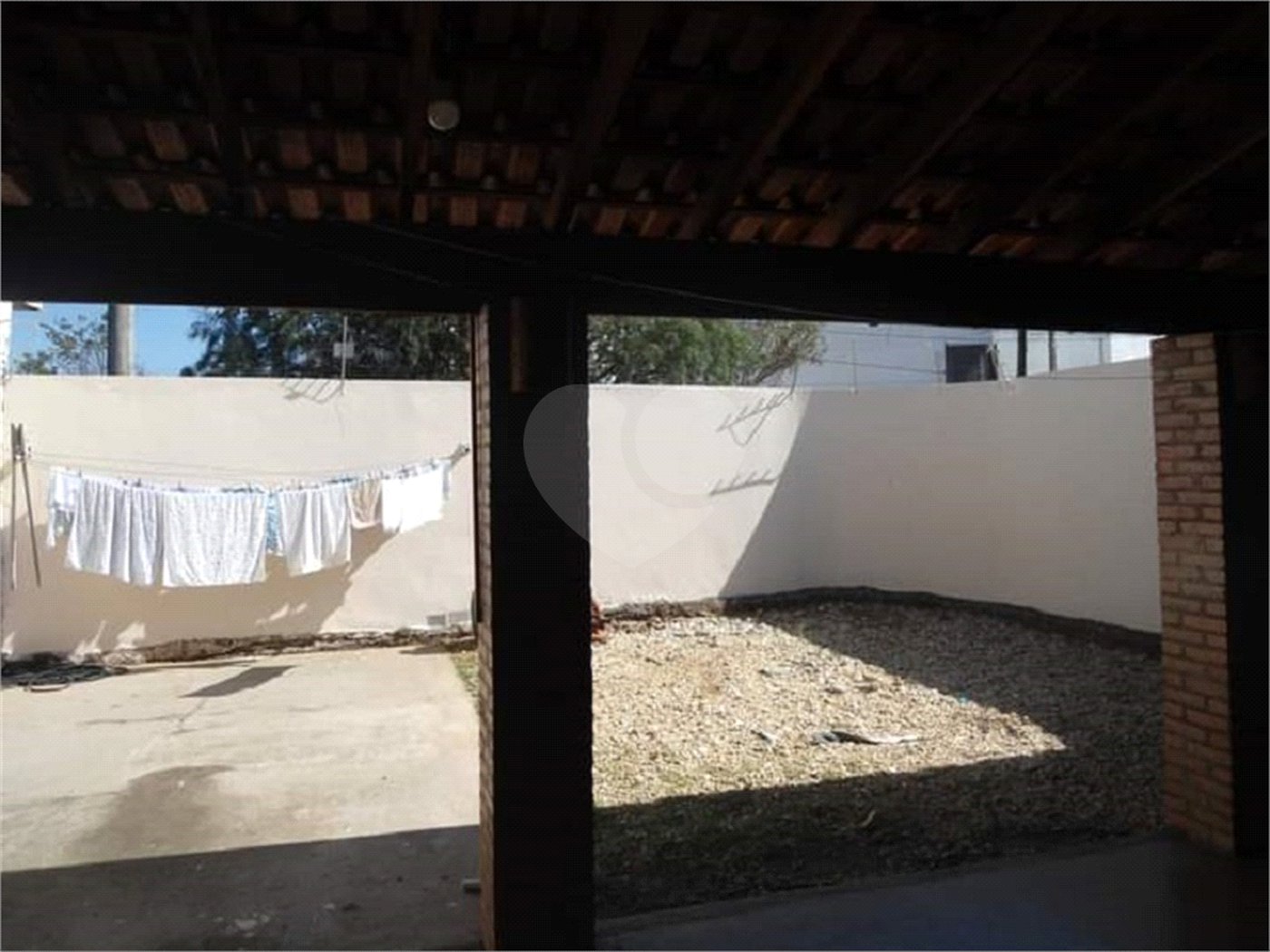 Casa Térrea com dormitórios, sendo 2 suítes.
