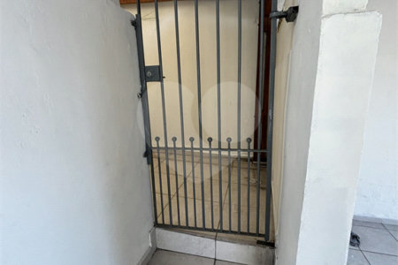 Casa com 132m² de terreno, 2 dormitórios, 2 vagas de garagem e próximo ao metrô.