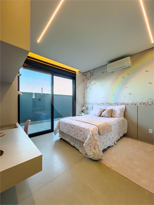 Indaiatuba - Quintas da Terracota - 1252 m² de terreno - casa térrea com 514 m² de área construída -3 vagas de garagem cobertas e 3 descobertas Lavabo - Sala de estar e jantar amplas e integradas - Escritório privativo - Cozinha toda equipada com geladeira, forno, micro-ondas, lava-louças,