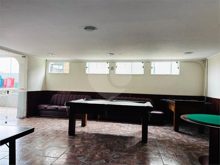 Vende-se Apartamento de 2 Quartos com Sacada na Vila Mascote