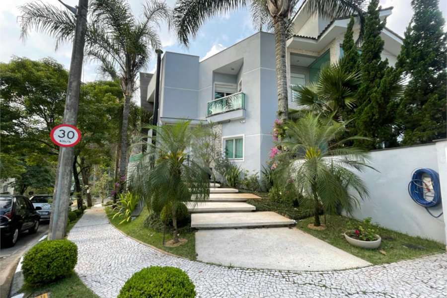Casa com 4 quartos em condomínio fechado com piscina