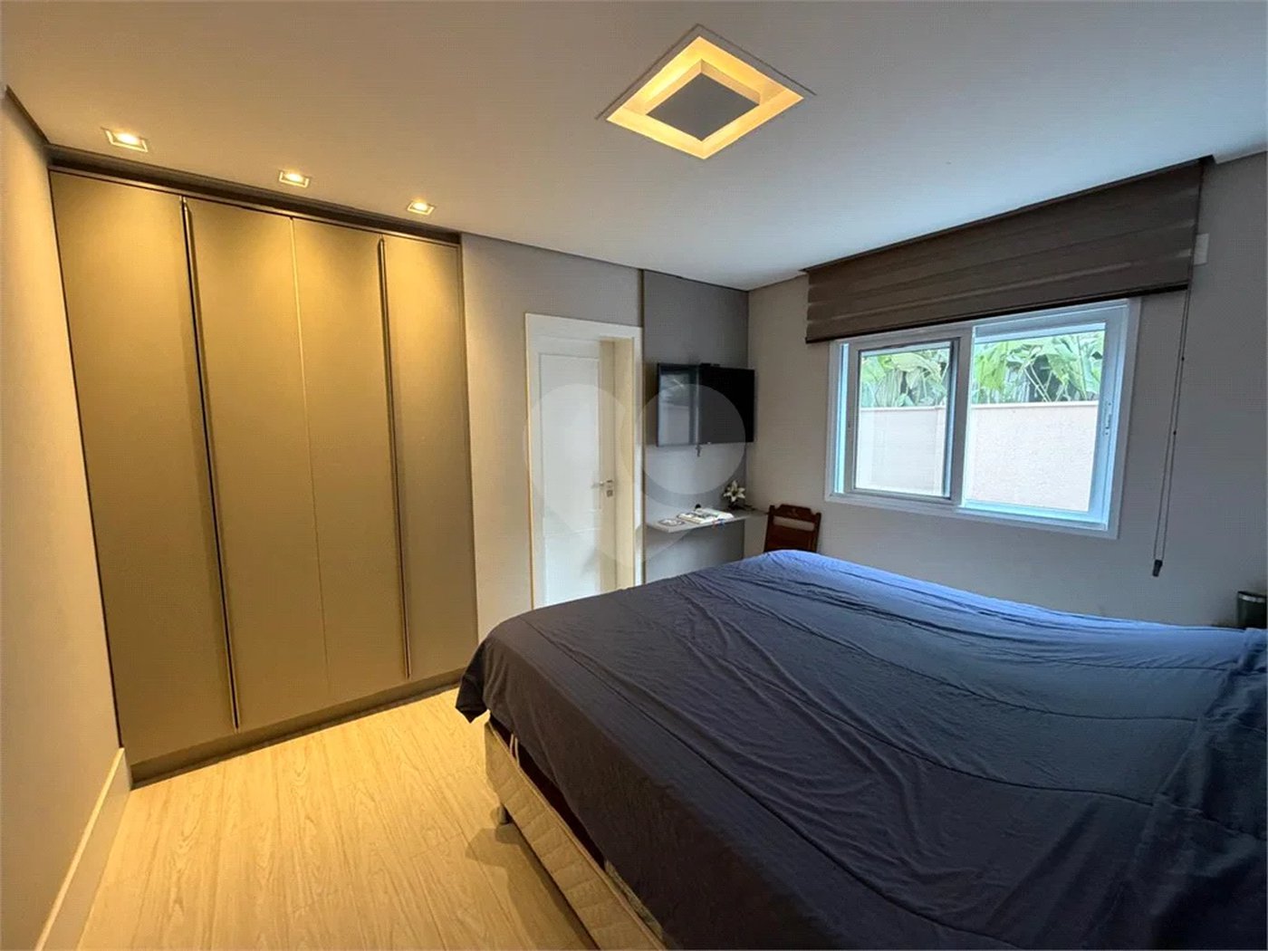 Casa de alto padrão em condomínio exclusivo com 4 suítes