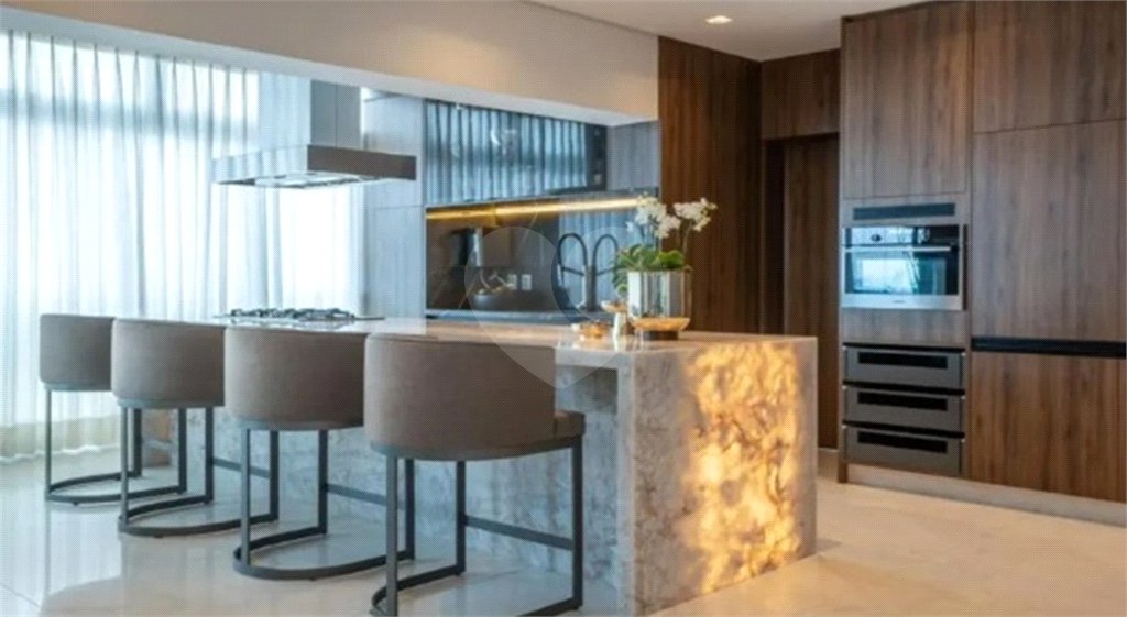 Deslumbrante apartamento duplex pronto para mudar no Itaim Bibi com 242M2, 2 suítes, 3 vagas