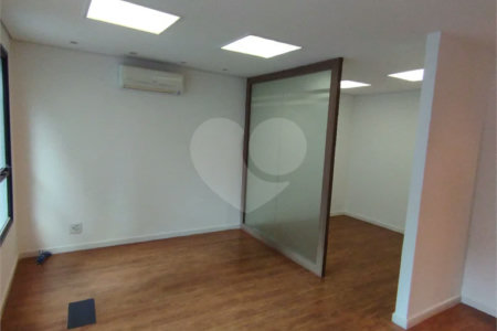 Sala comercial na Oscar Freire à venda Sala coml à venda na Oscar Freire OPORTUNIDADE Sala coml esquina. Rebouças