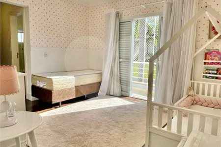 Casa à venda em Tamboré, toda reformada e decorada por arquitetos renomados